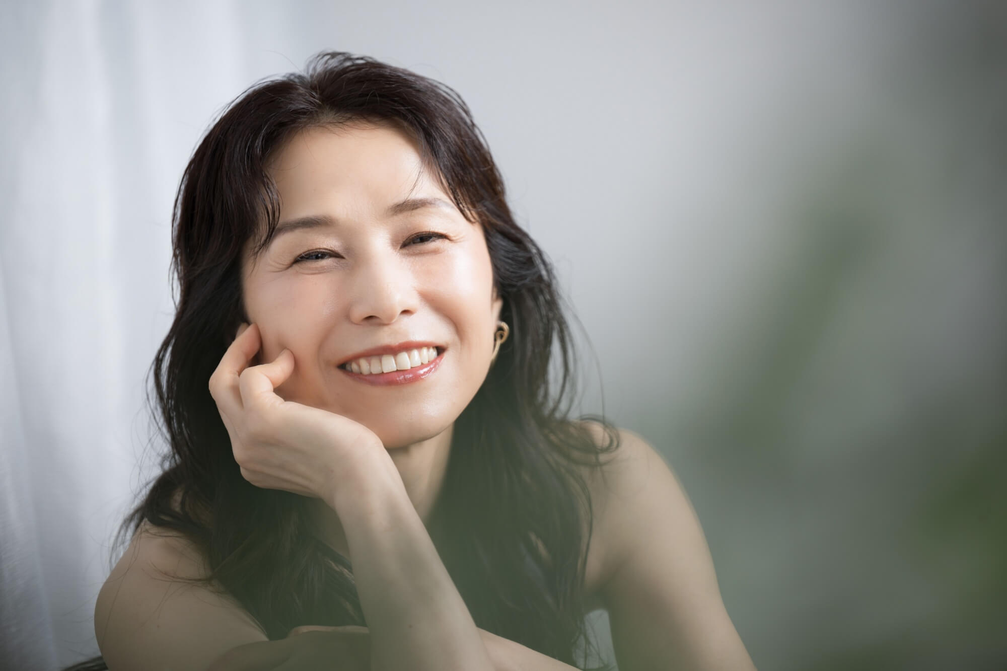 Smiling woman with her hand on her chin